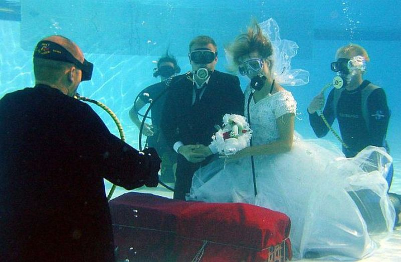ceremonia de boda bajo el agua. Buzos. 