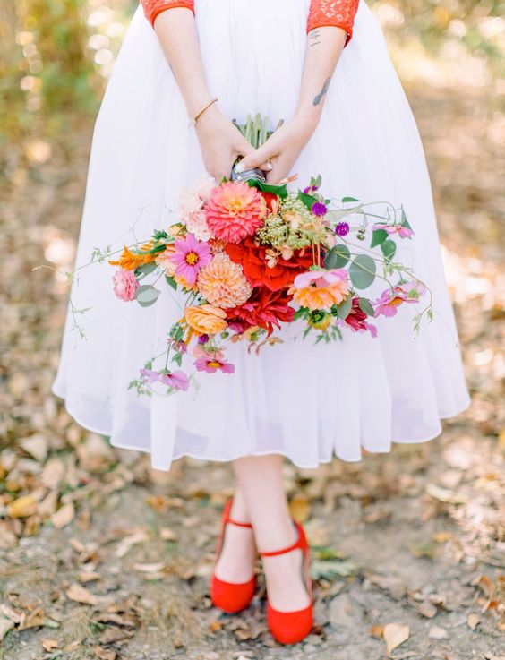 Ramo de flores coloridas para novia