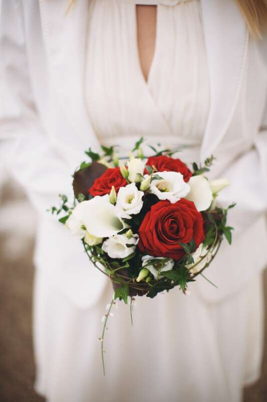 Ramo de rosas rojas y blancas para novia.