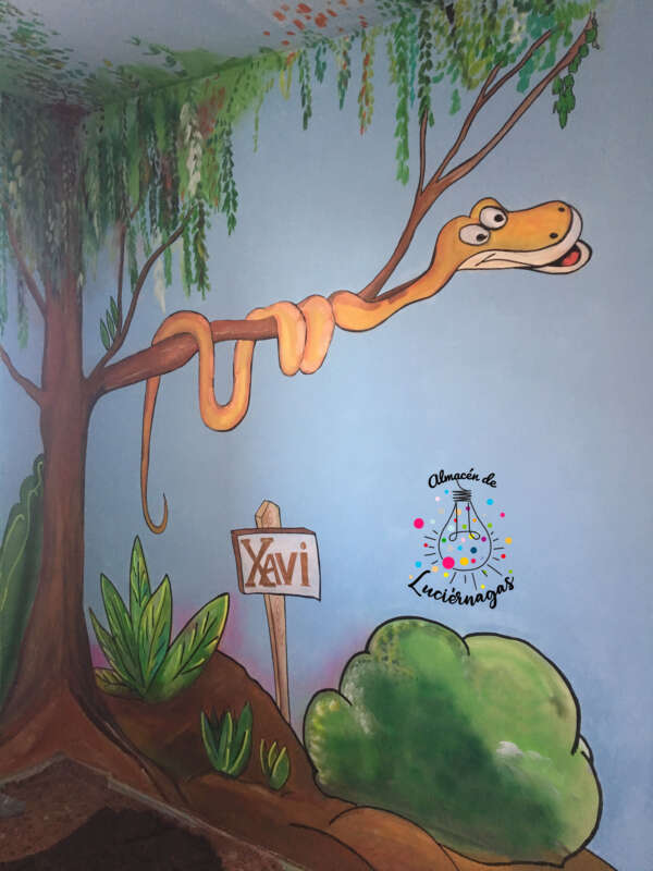 Pintura de habitación infantil. Pared con serpiente y cartel con nombre.