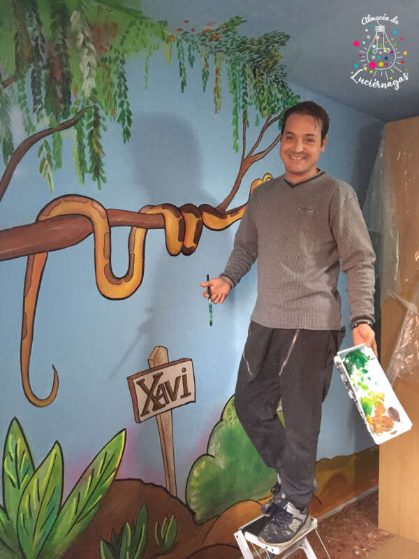 Rubén Catalá pintando habitación infantil.